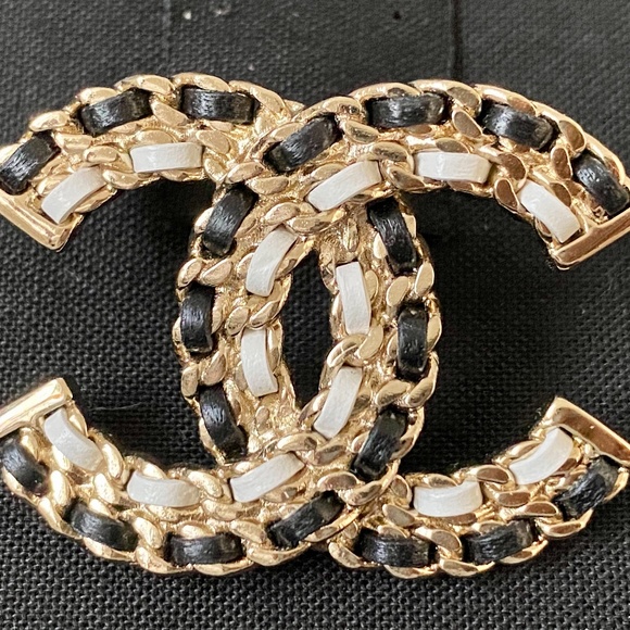 CHANEL 2022A GOLDEN TONE CC LOGO WHITE AND BLACK LEATHER SMALL BROOCH - Picture 3 of 14